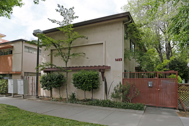 Lanai Apartments in Sacramento, CA - Building Photo - Building Photo