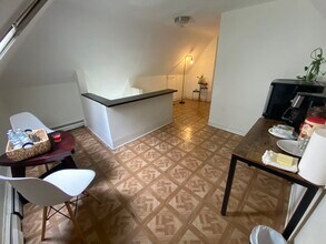 21 Royall St, Unit 3rdFL 1B1B in Medford, MA - Foto de edificio - Building Photo