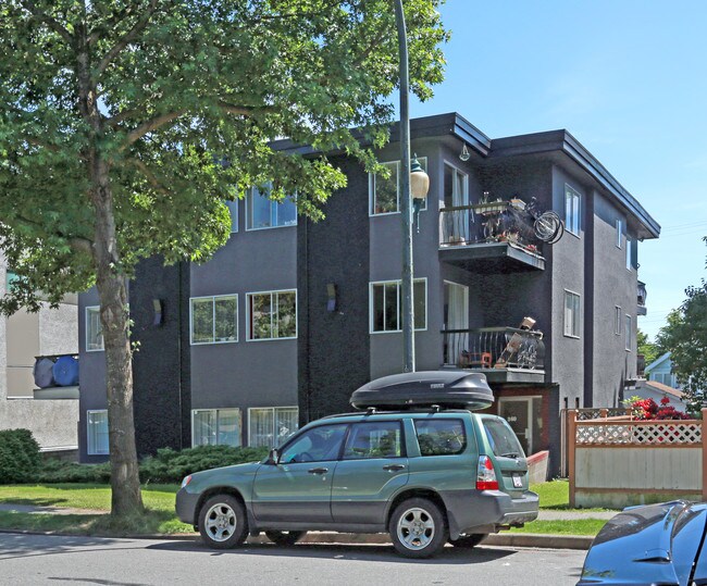 360 E 15th Ave in Vancouver, BC - Building Photo - Primary Photo