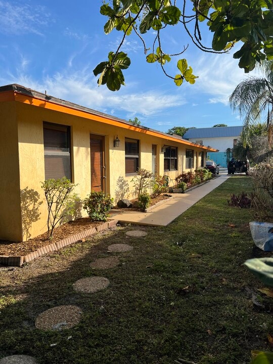 119 Lakeview Ave, Unit #2 in Lantana, FL - Foto de edificio