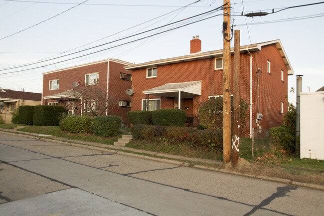 130 3rd St in Neville Island, PA - Foto de edificio - Building Photo