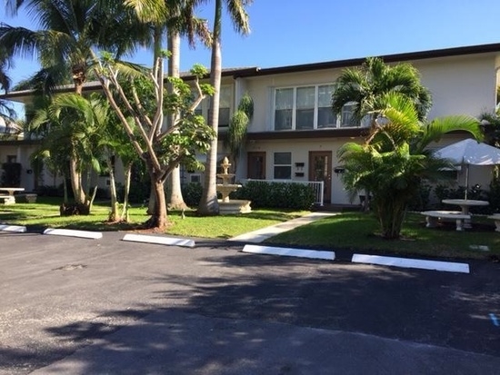 MacFarlane Arms in Delray Beach, FL - Building Photo