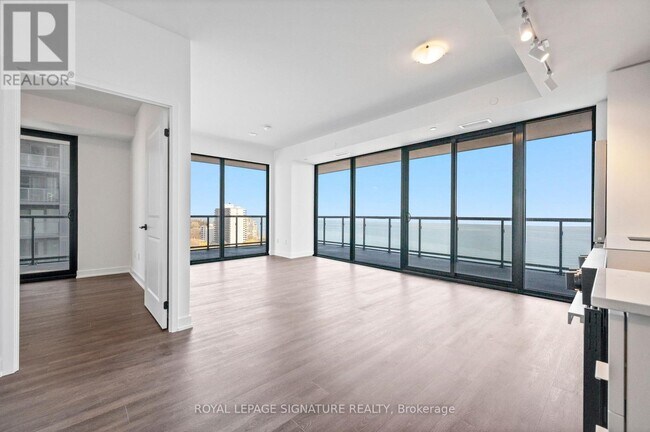 2075 Lakeshore Rd. in Burlington, ON - Building Photo - Building Photo