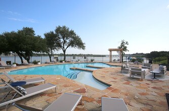 Lakehouse Granbury in Granbury, TX - Foto de edificio - Building Photo