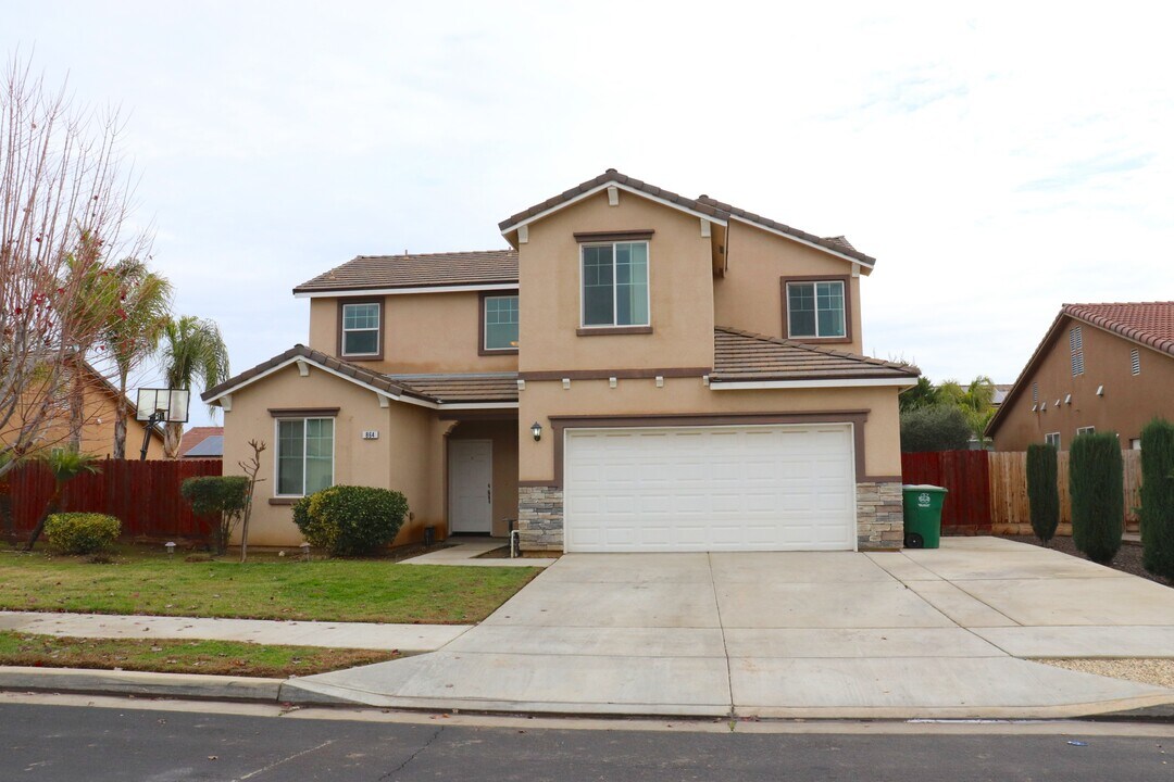 864 Pinewood Ave in Sanger, CA - Building Photo