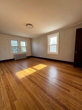 44 Hickory Ave in Bergenfield, NJ - Foto de edificio - Building Photo