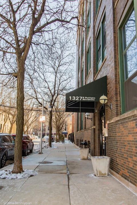 1327 W Washington Blvd, Unit 2A in Chicago, IL - Building Photo