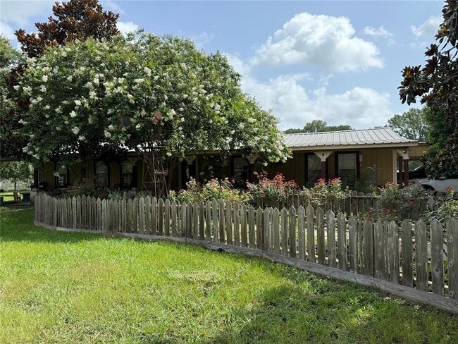 1166 Manak Rd in Sealy, TX - Building Photo - Building Photo