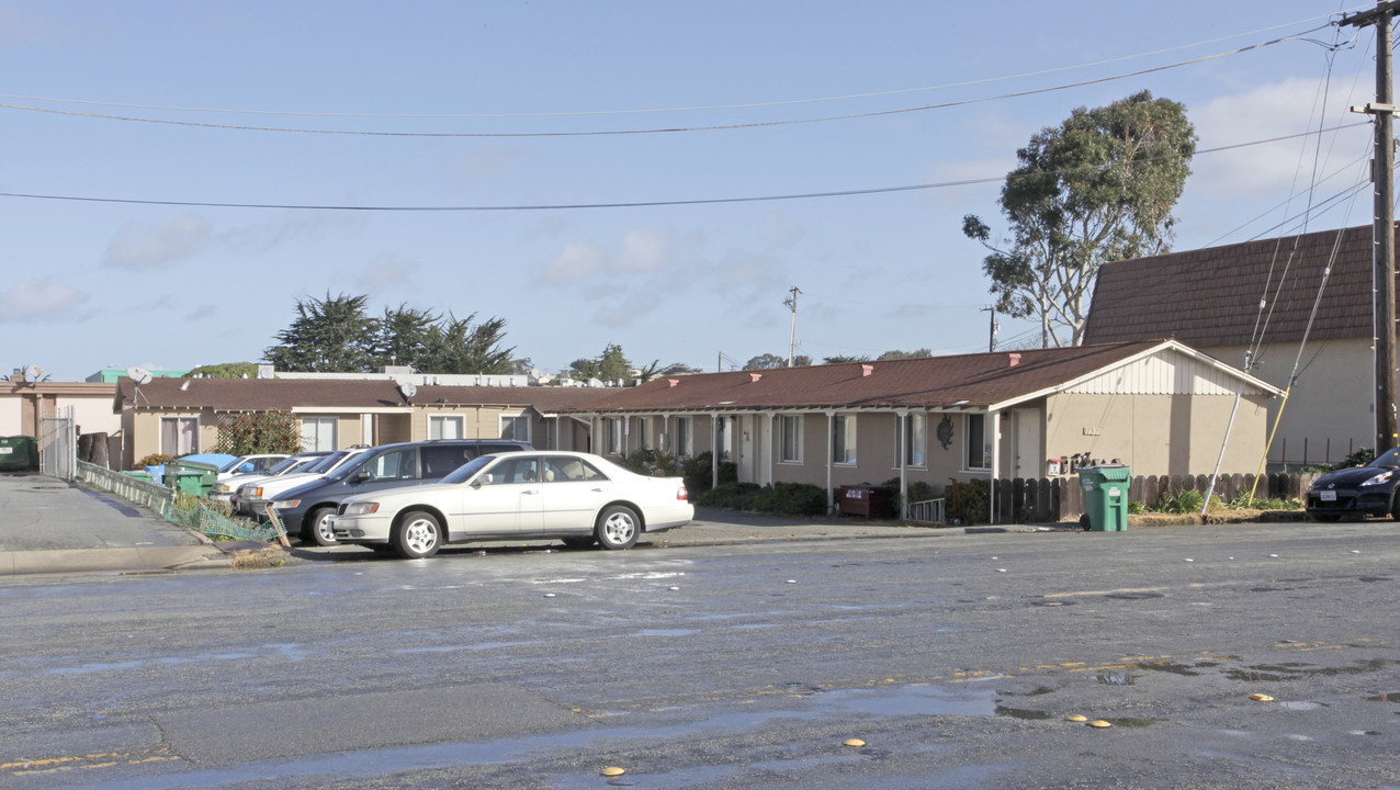 1137 Echo Ave in Seaside, CA - Foto de edificio