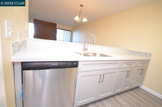 1391 Monument Blvd in Concord, CA - Building Photo - Building Photo
