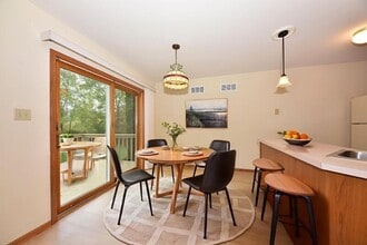 1335 Jensen Ct in Delafield, WI - Building Photo - Building Photo