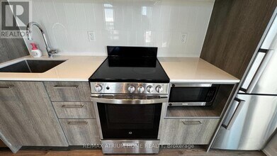 195 Commerce St in Vaughan, ON - Building Photo - Building Photo