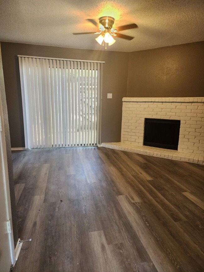 112 Allencrest Dr, Unit 327 in White Settlement, TX - Foto de edificio - Building Photo