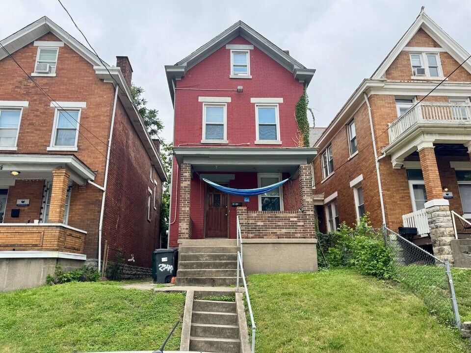 2347 Stratford Ave in Cincinnati, OH - Building Photo