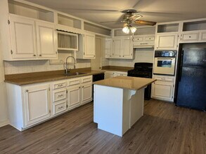 879 N Lydia Ave in Stephenville, TX - Building Photo - Building Photo