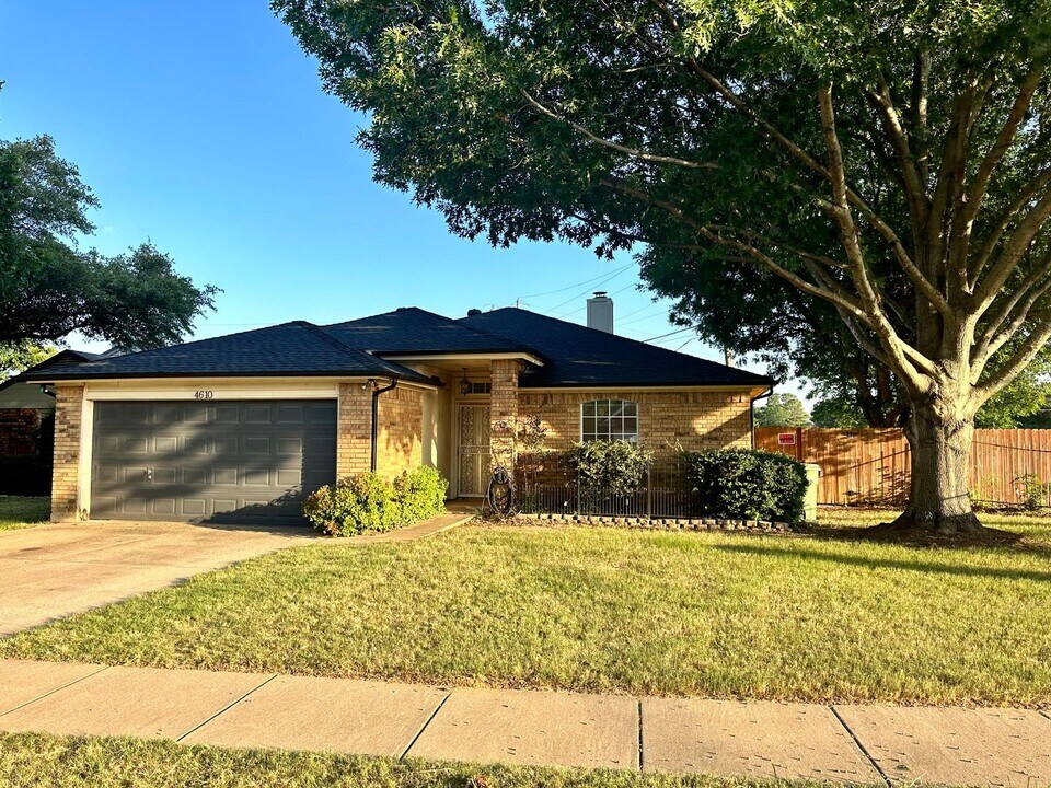 4610 Gentle Springs Dr in Arlington, TX - Building Photo