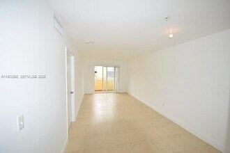 4137 Stirling Rd in Fort Lauderdale, FL - Building Photo - Building Photo