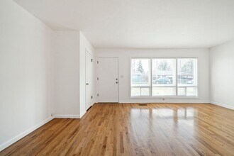 330 E Jersey St in Gladstone, OR - Building Photo - Building Photo