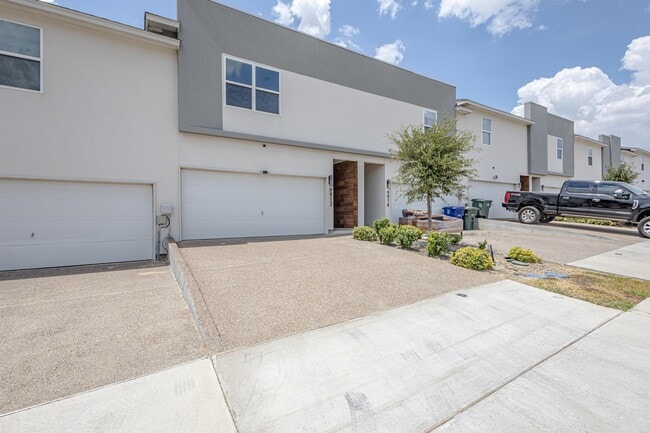 9912 Kaspar Dr in Laredo, TX - Building Photo - Building Photo