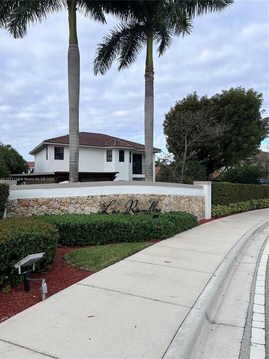 9801 NW 9th St in Miami, FL - Foto de edificio