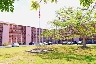 4109 Lake Bayshore Dr in Bradenton, FL - Building Photo