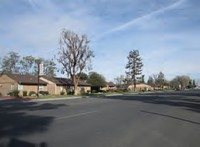 Pacific Pines Apartments in Bakersfield, CA - Foto de edificio - Building Photo