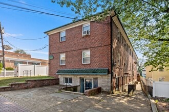 48 E Main St in Bogota, NJ - Foto de edificio - Building Photo