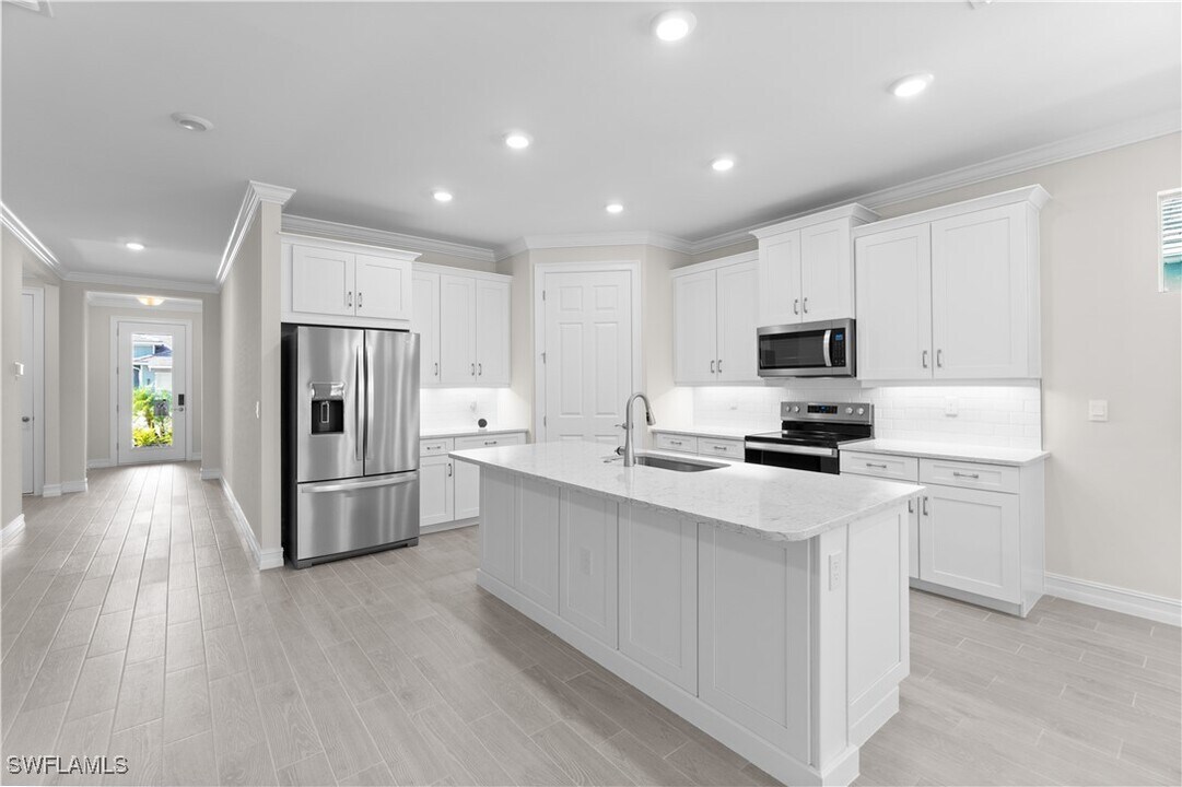 465 Kamari Cv in Naples, FL - Building Photo