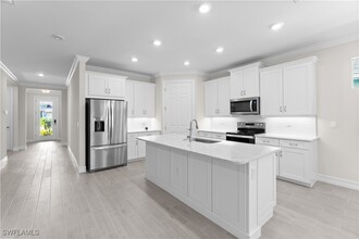 465 Kamari Cv in Naples, FL - Foto de edificio - Building Photo