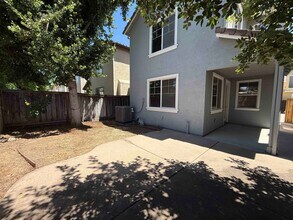 8258 Crystal Walk Cir in Elk Grove, CA - Building Photo - Building Photo