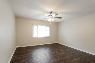 814 Settlers Rd in Tampa, FL - Foto de edificio - Building Photo