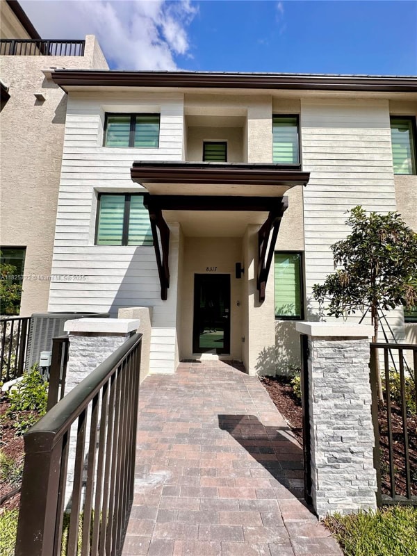 8317 NW 45th St in Doral, FL - Building Photo - Building Photo