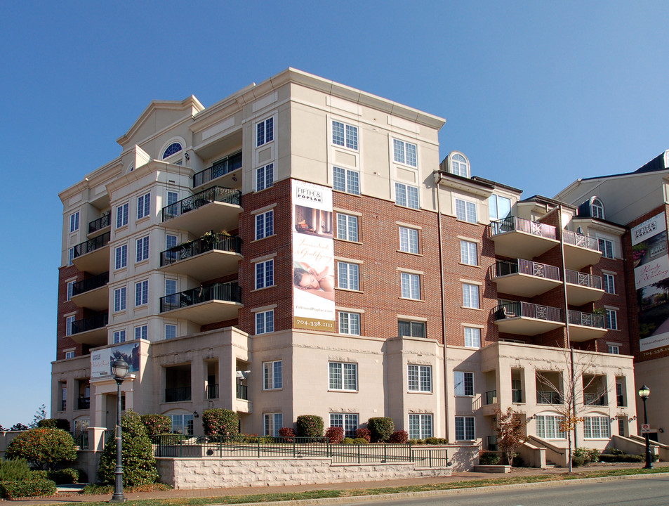 5th & Poplar Condominiums in Charlotte, NC - Foto de edificio