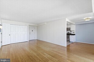 1401 N Rhodes St in Arlington, VA - Building Photo