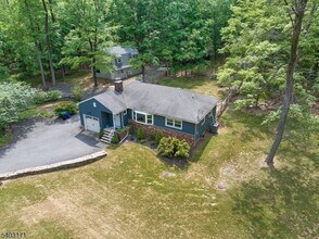 422 Hollow Rd in Montgomery, NJ - Foto de edificio - Building Photo