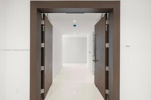 300 Biscayne Blvd Way in Miami, FL - Building Photo