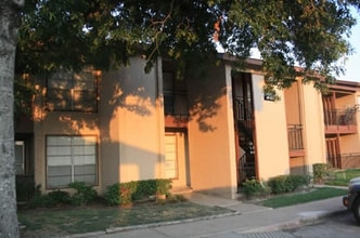 Twin Oaks in Pasadena, TX - Building Photo - Building Photo