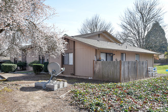 Englewood Terrace Apartments in Tigard, OR - Building Photo - Building Photo