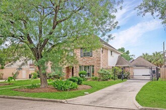 16611 Brenton Oaks Dr in Spring, TX - Foto de edificio - Building Photo