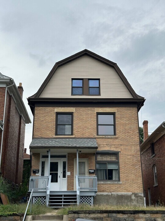 738 Rossmore Ave in Pittsburgh, PA - Building Photo