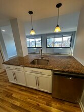 300 Broad St in Stamford, CT - Foto de edificio - Building Photo