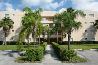 Vizcaya Villas Apartments in Miami, FL - Building Photo - Building Photo