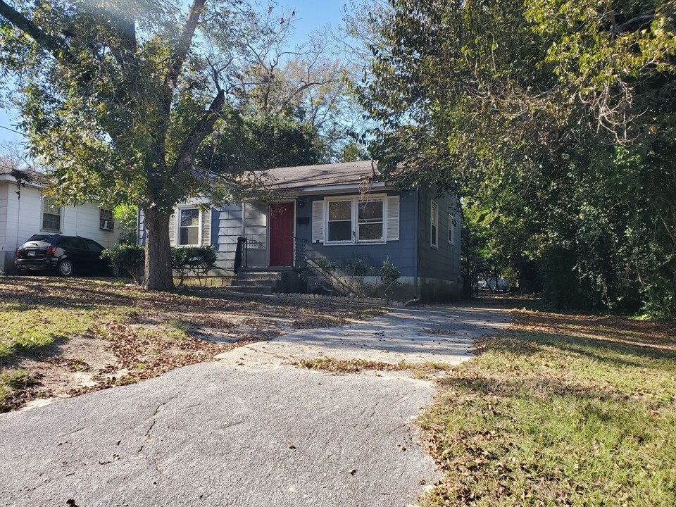 1106 Barton Dr in Dublin, GA - Foto de edificio