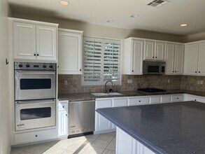 5210 Village Green Ln in Bakersfield, CA - Building Photo - Building Photo