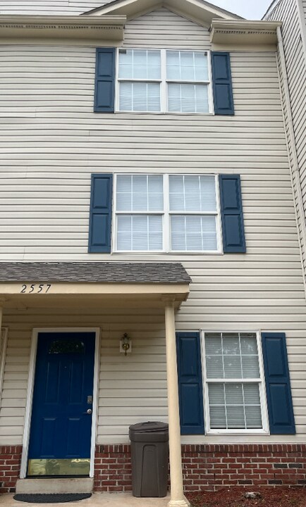 2557 Peter Jefferson Ln in Herndon, VA - Building Photo