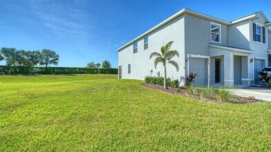 17624 Crescent Moon Lp in Lakewood Ranch, FL - Building Photo - Building Photo