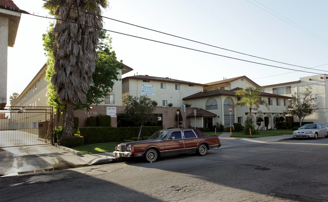 Oak Tree in Hawthorne, CA - Building Photo - Building Photo