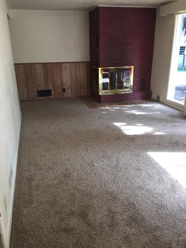 property at 1610 Peterson Pl