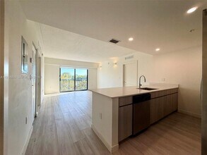 2285 SW 27th St in Miami, FL - Foto de edificio - Building Photo