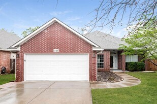 1125 Oak Creek Dr in Moore, OK - Building Photo